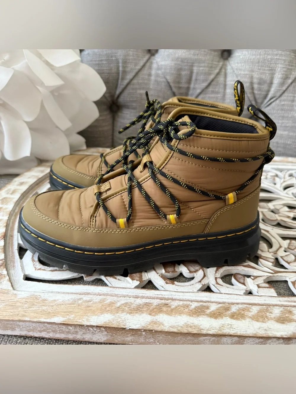 Dr. Martens Tan Combs Padded Quilted Lace-Up Hiking Boots 8 Women’s